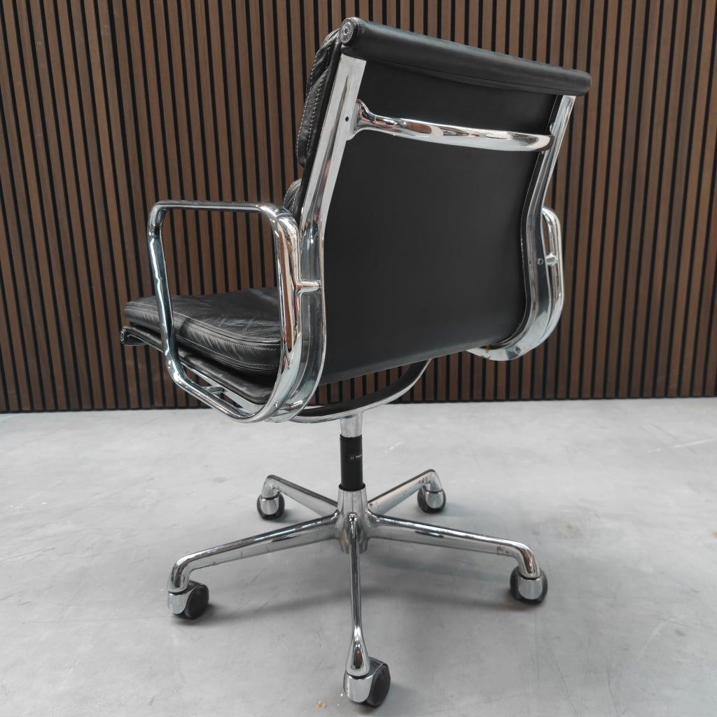 Herman Miller Eames EA 217 bureaustoel in zwart leder