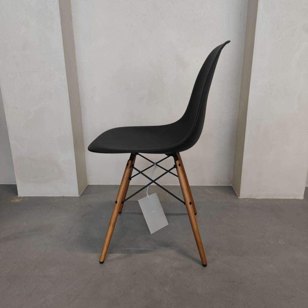 Vitra DSW - Esdoorn (Diepzwart)