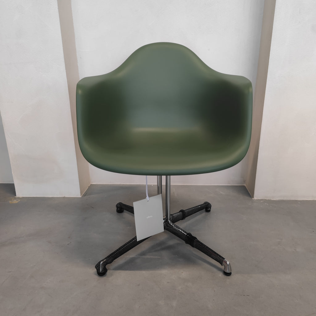 Vitra Eames Plastic Armchair  Forest (RE) met Polished Base