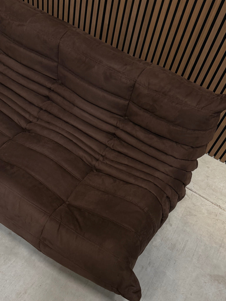 Ligne Roset Togo Small Settee 2-zits | Bruin Alcantara