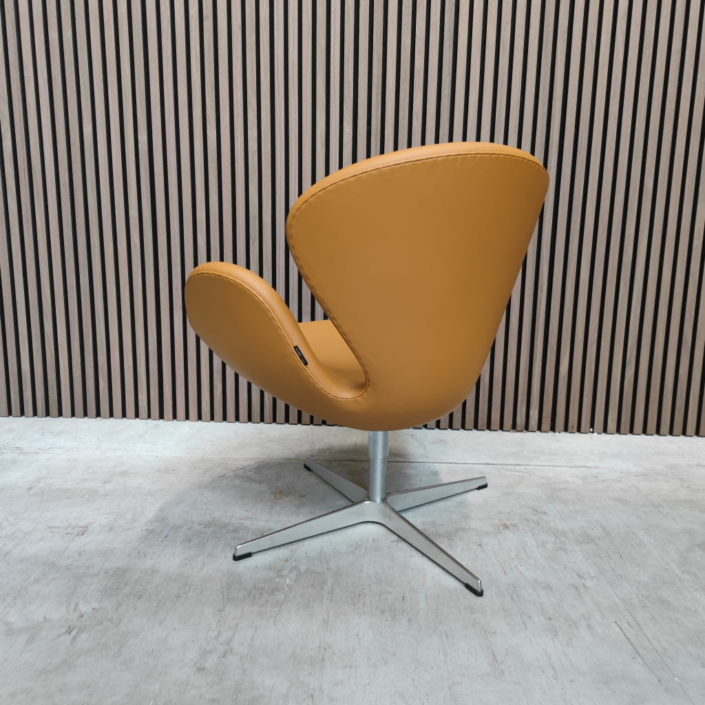 Fritz Hansen Swan Chair in Grace Walnut (Nieuw)
