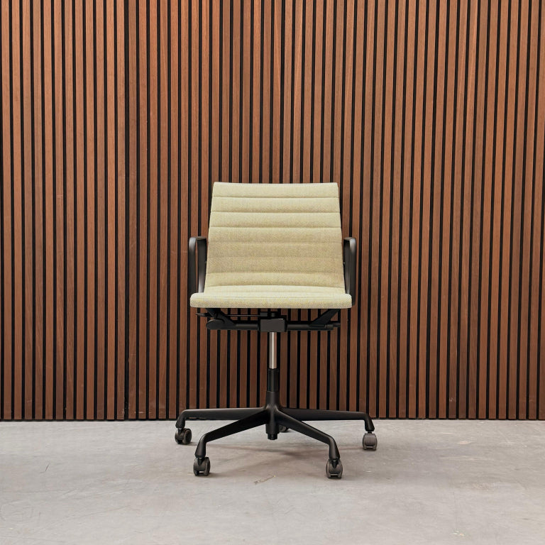 Vitra Eames Aluminium Chair EA 118 – Track Lime/Soft Mint