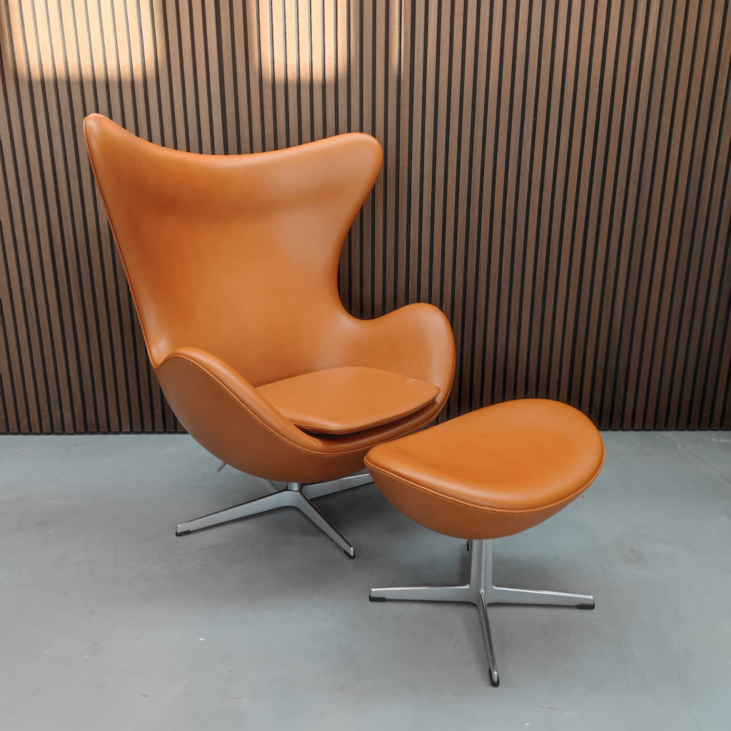 Fritz Hansen Egg Chair in Cognac Leder met Ottoman