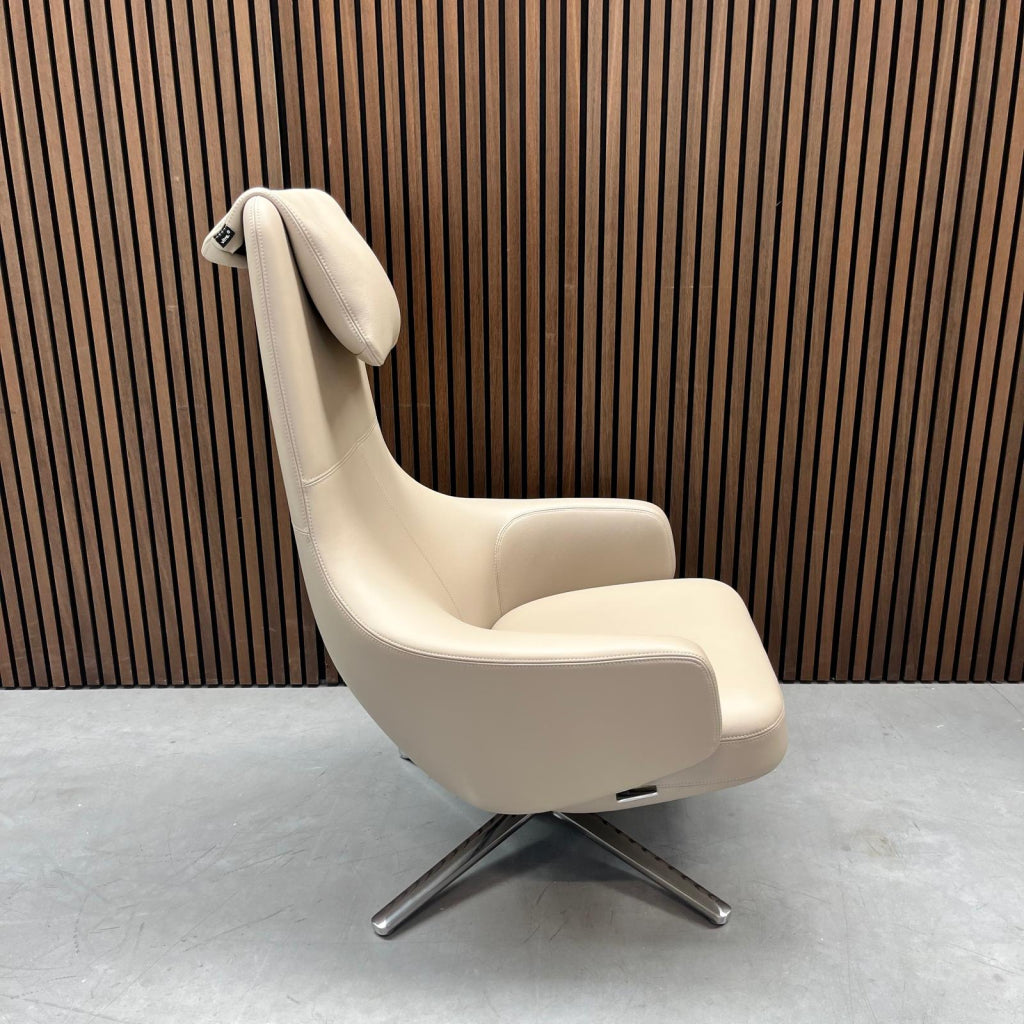 Vitra Repos fauteuil met ottoman - sand premium leder