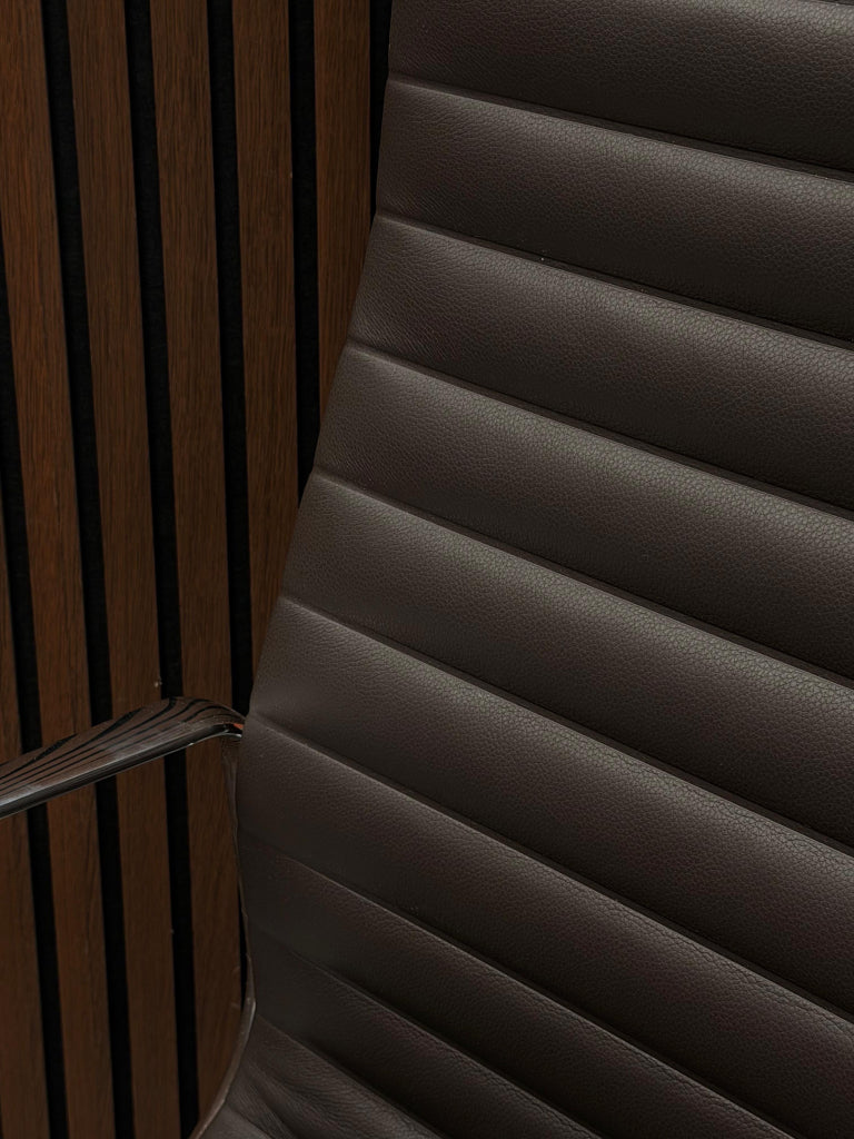 Vitra Eames Alumium chair - EA 119