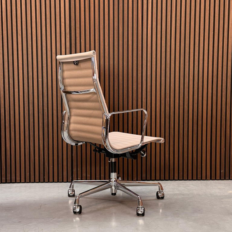 Vitra Eames Aluminium Chair EA 119 – Cashew Leather