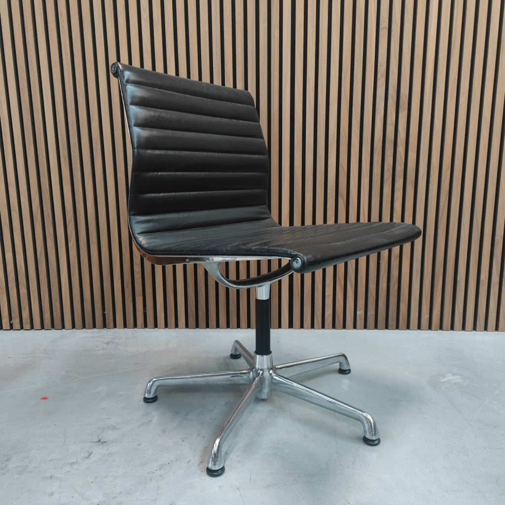 Vitra Eames EA 105 bureaustoel