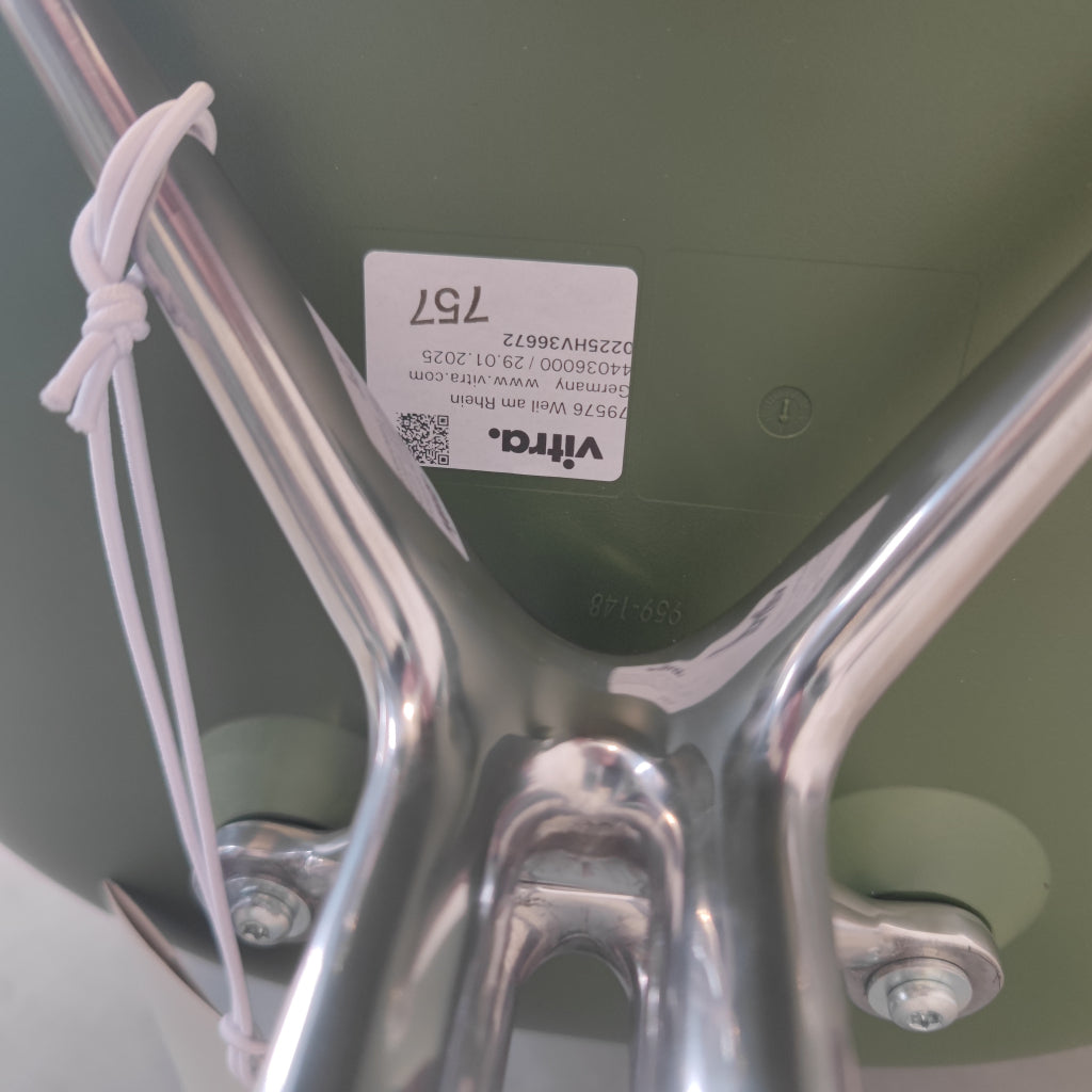 Vitra Eames Plastic Armchair  Forest (RE) met Polished Base