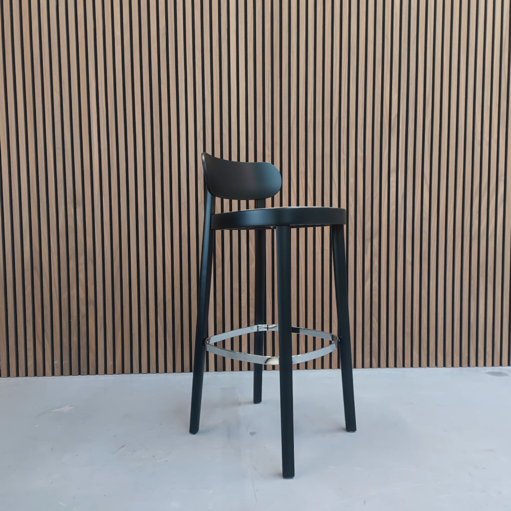 Thonet 118 Barkruk  Zwart met gevlochten riet zitting