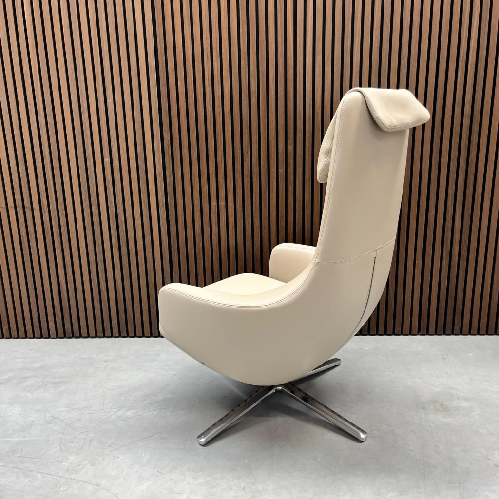 Vitra Repos fauteuil met ottoman - sand premium leder