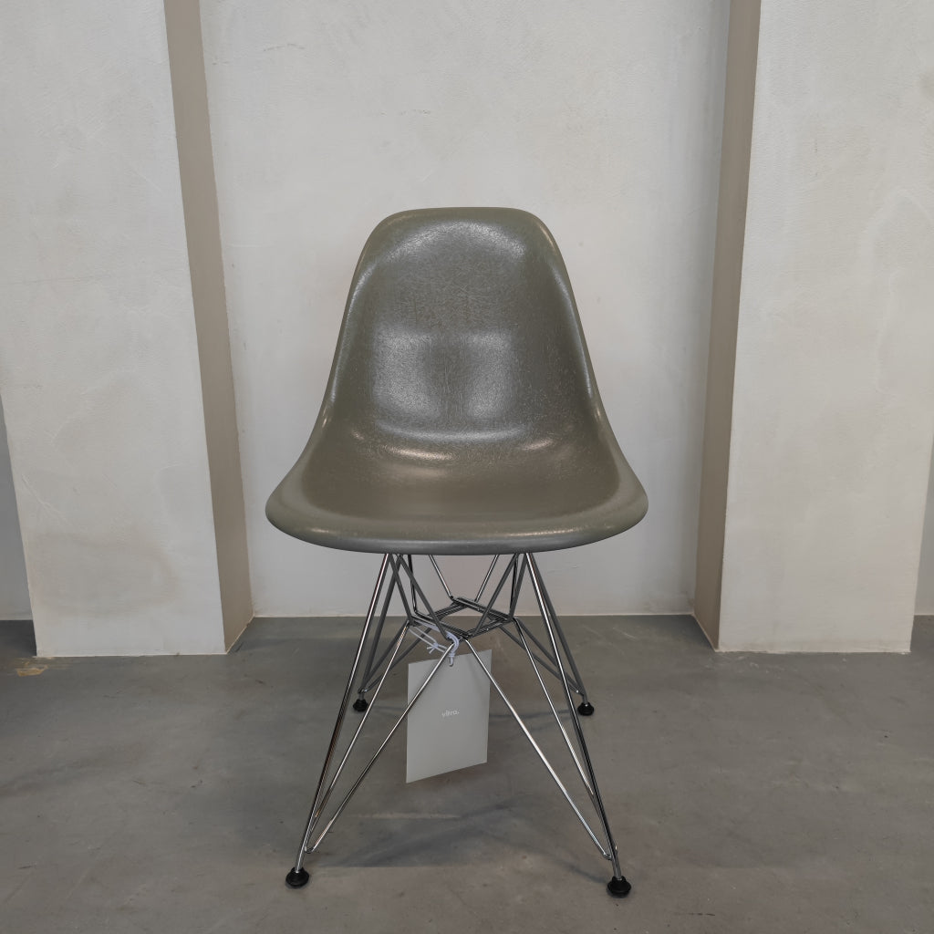 Vitra Eames Fiberglass Side Chair DSR stoel - Raw Umber