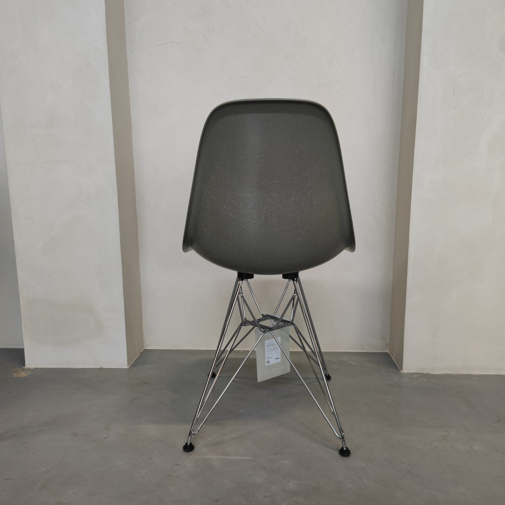 Vitra Eames Fiberglass Side Chair DSR stoel - Raw Umber