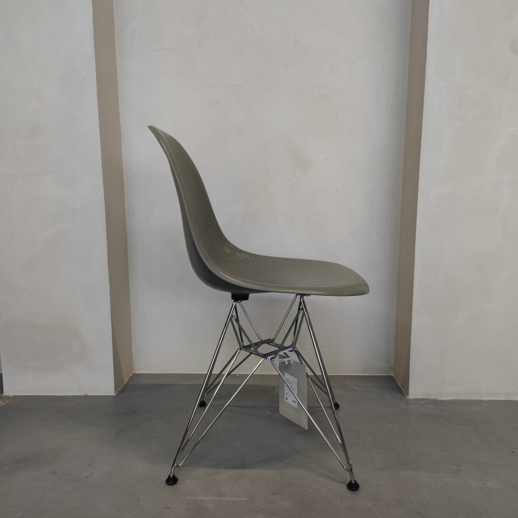 Vitra Eames Fiberglass Side Chair DSR stoel - Raw Umber