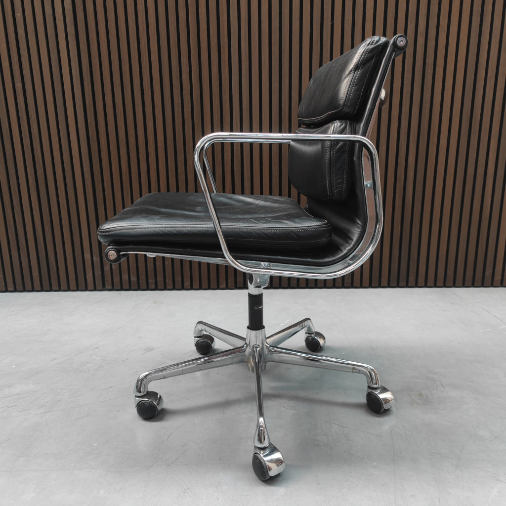 Herman Miller Eames EA 217 bureaustoel in zwart leder