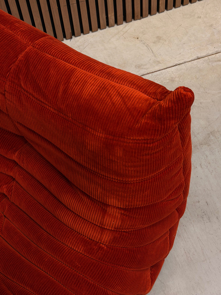 Ligne Roset Togo Fireside Chair 1-zits | Red Corduroy