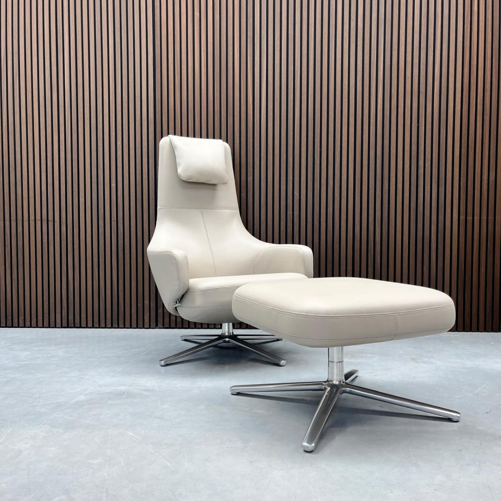 Vitra Repos fauteuil met ottoman - sand premium leder