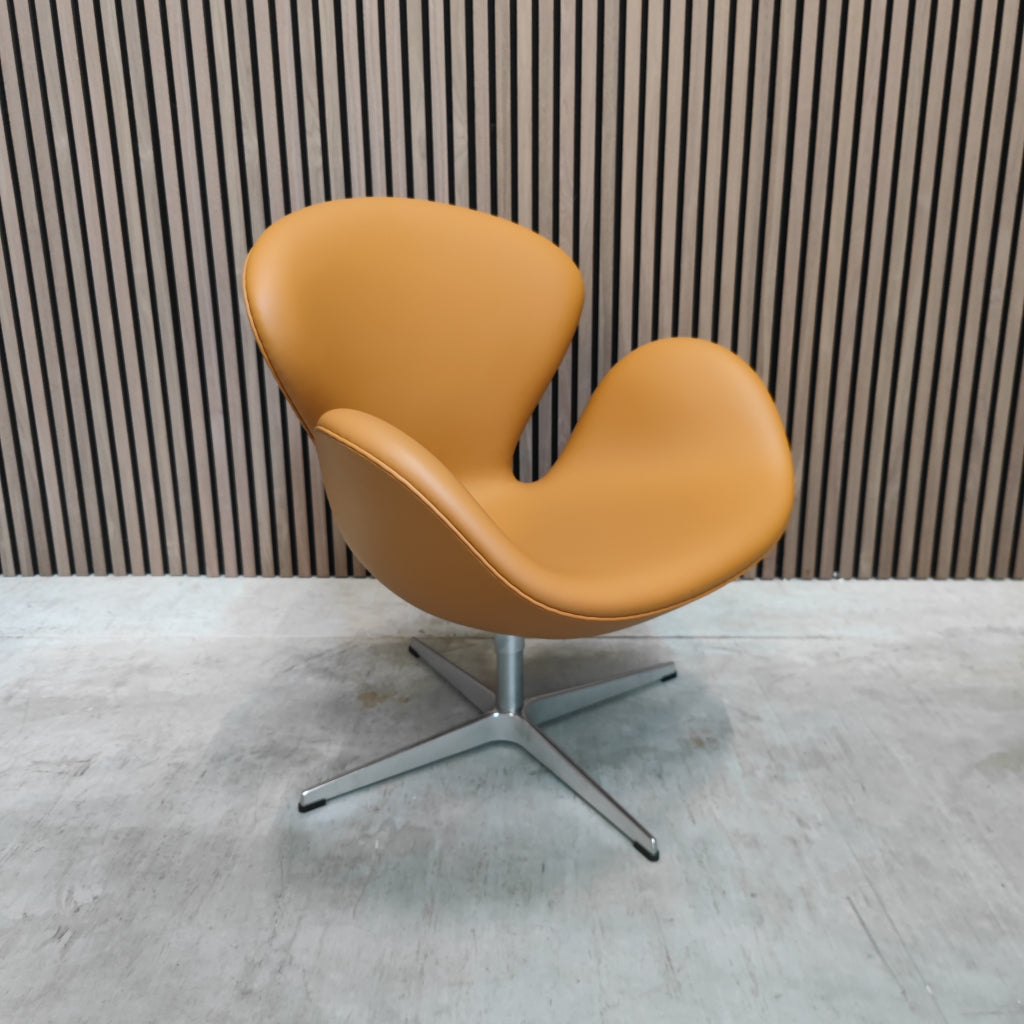 Fritz Hansen Swan Chair in Grace Walnut (Nieuw)