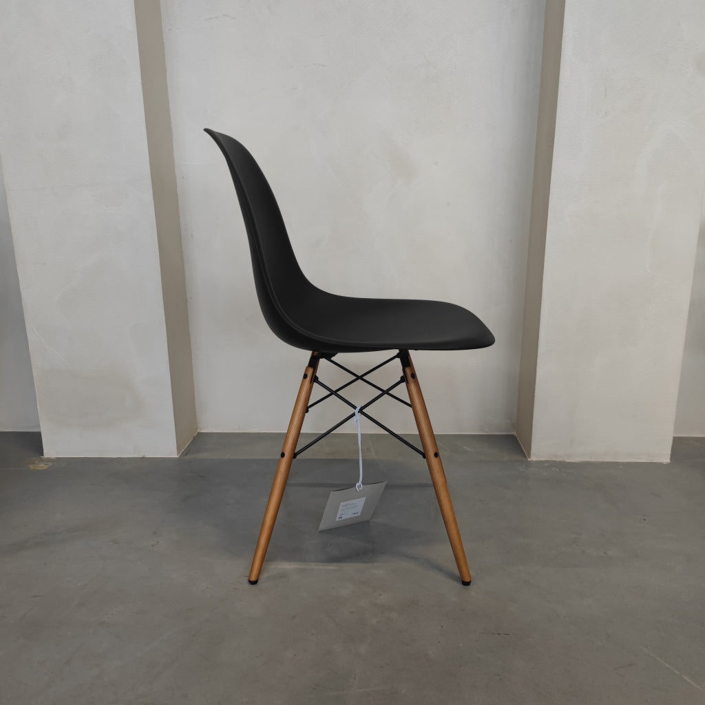Vitra DSW - Esdoorn (Diepzwart)