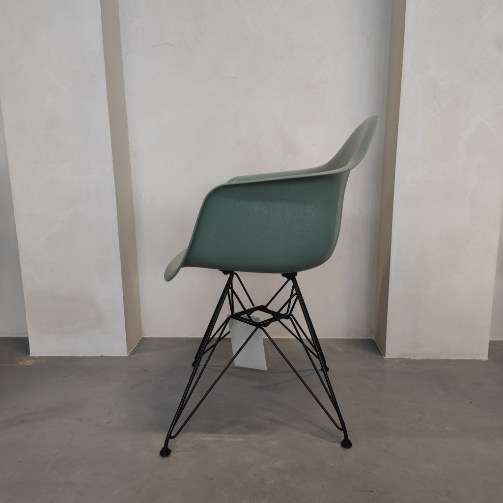 Vitra Eames DAR - Sea Foam Green stoel