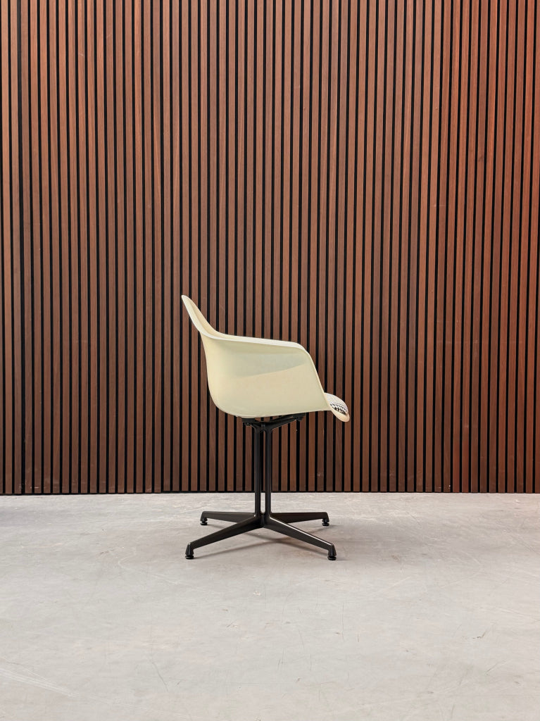 Vitra Eames Fiberglass DAL eetkamerstoel - Schaakbordpatroon