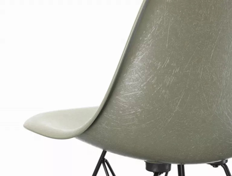 Vitra Eames DSR Fiberglass stoel zwart onderstel