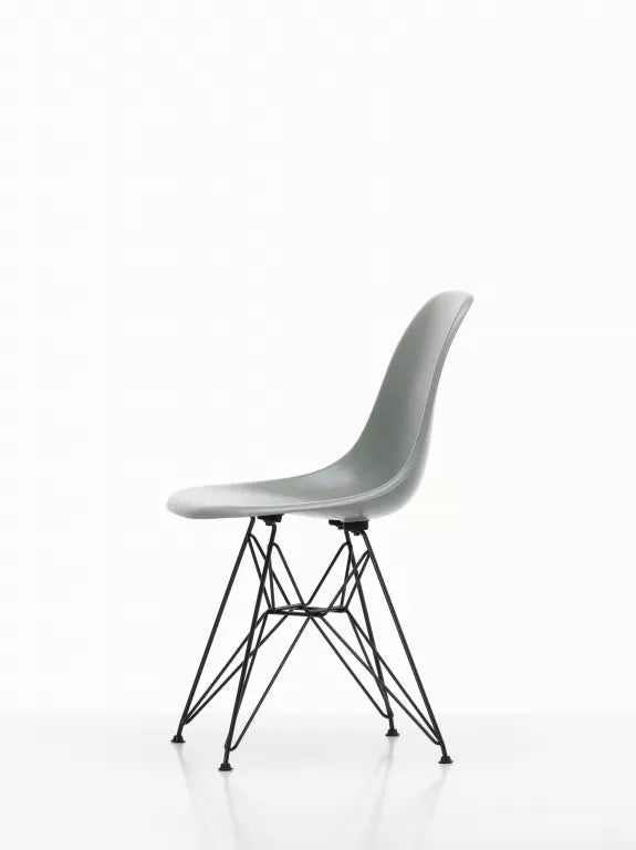 Vitra Eames DSR Fiberglass stoel zwart onderstel