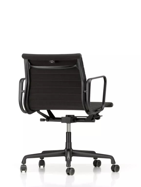 Vitra Aluminium Chair EA 117 draaibaar, zwart aluminium onderstel