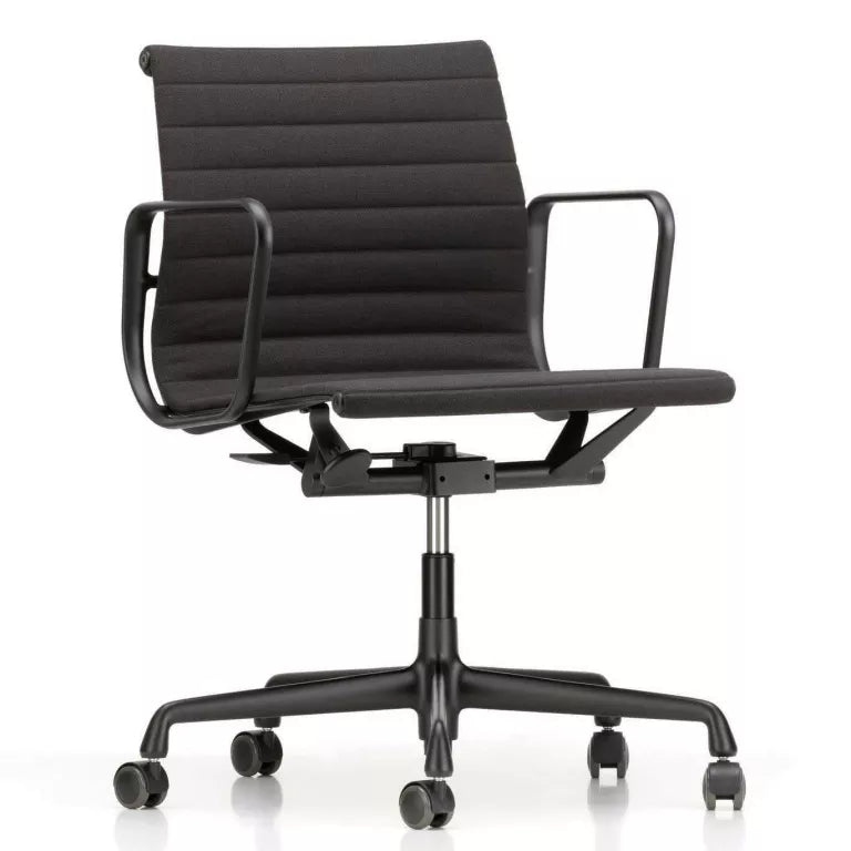 Vitra Aluminium Chair EA 117 swivel, black aluminium base