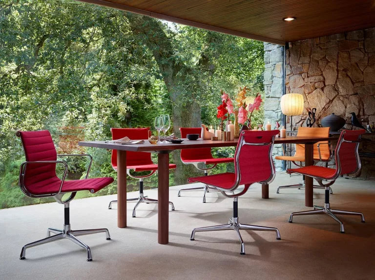 Vitra EA 103 stoel poppy ijsblauw/ivoor, onderstel verchroomd