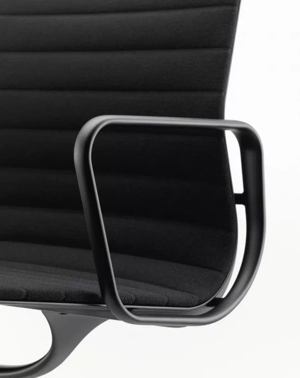 Vitra Aluminium Chair EA 104 bureaustoel zwart onderstel