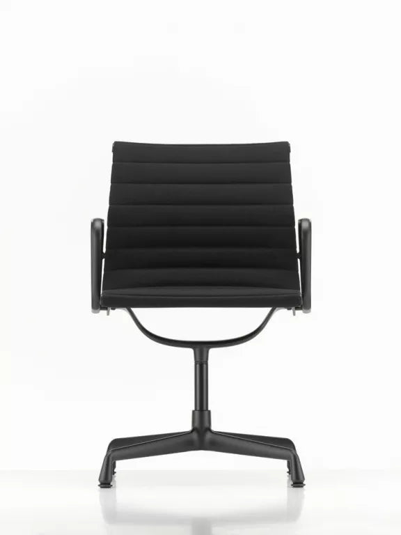 Vitra Aluminium Chair EA 104 bureaustoel zwart onderstel