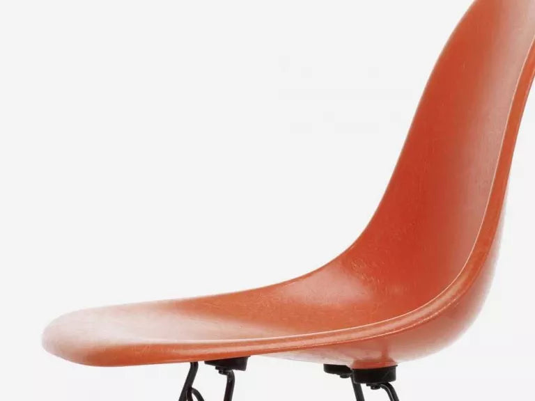 Vitra Eames DSR Fiberglass stoel zwart onderstel