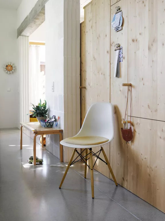 Vitra Eames DSW stoel geelachtig esdoorn onderstel