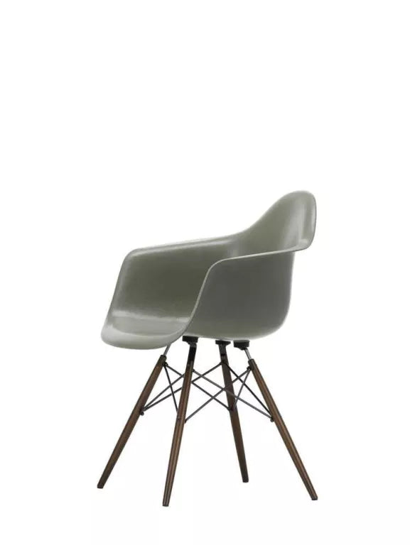 Vitra Eames DAW Fiberglass stoel donker esdoorn