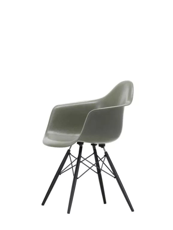 Vitra Eames DAW Fiberglass stoel zwart esdoorn